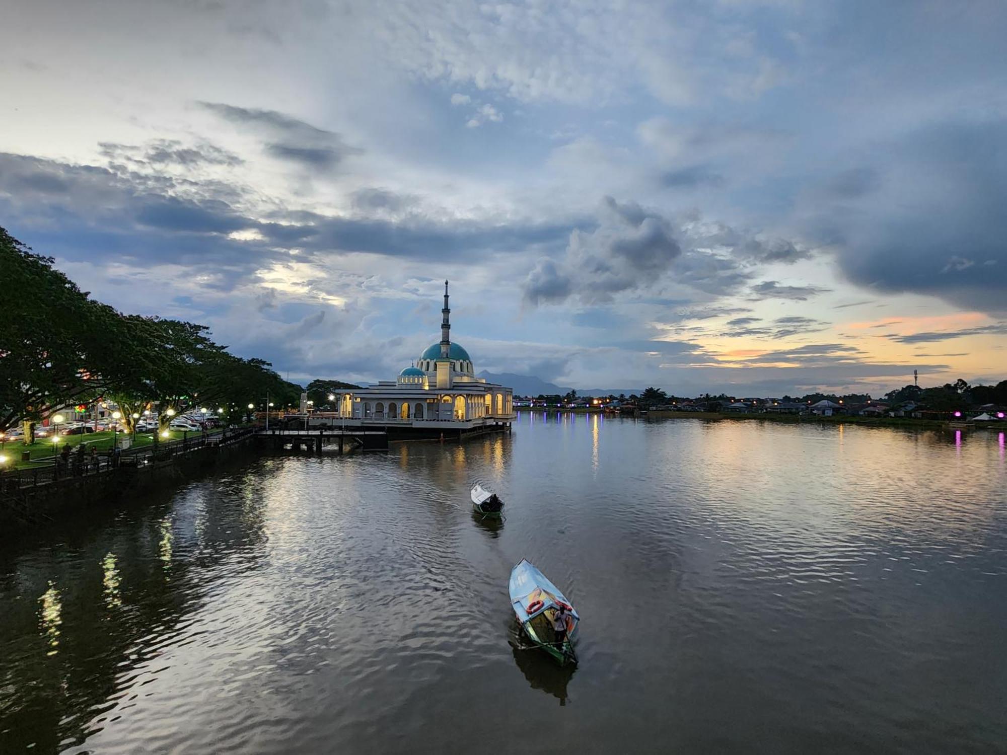 Riverbank Suites Kuching Waterfront Exterior photo